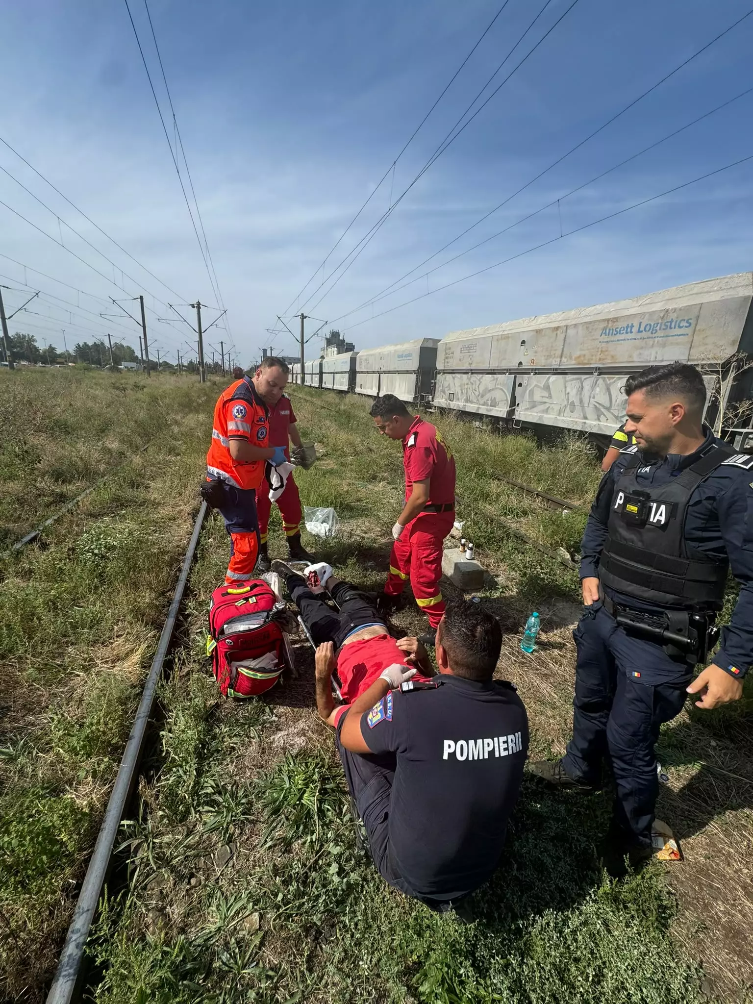 Un agent de pază a fost grav rănit după ce a încercat să urce într-un tren aflat în mișcare